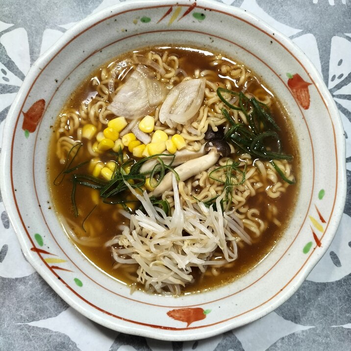 コーンと葱としめじ入り濃厚味噌ラーメン